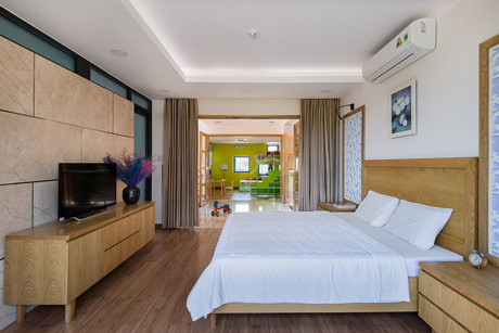 Phòng ngủ hiện đại quay ra không gian chung ở tầng hai.