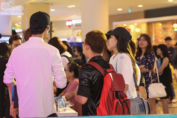 Cả hai cùng diện áo trắng và đội mũ đen. Dù lúc đầu còn e dè né tránh truyền thông, nhưng sau đó cặp đôi đã tự tin chụp hình chung.