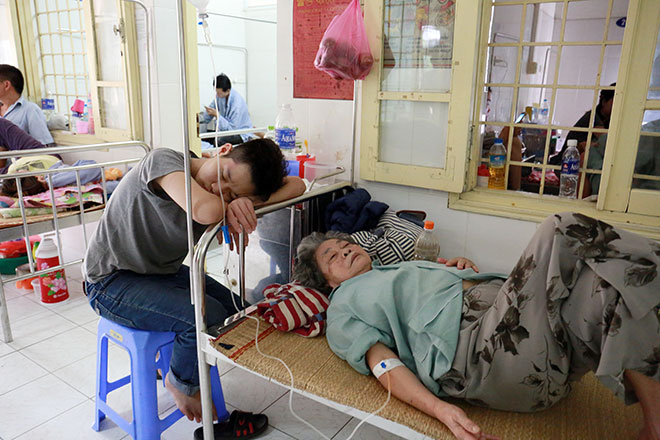 Bệnh nhân nằm tràn ra cả hàng lang, hướng về phía nhà vệ sinh