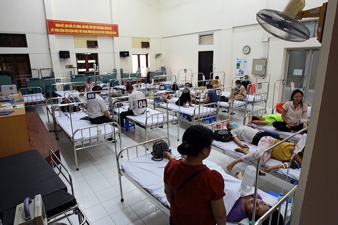 Bệnh viện Nhiệt đới Trung ương, mỗi ngày khám 900-1.000 bệnh nhân có biểu hiện sốt xuất huyết. Cả cơ sở 1 của bệnh viện cũng dành toàn bộ cho bệnh nhân sốt xuất huyết nhưng vẫn không đủ. Bệnh viện phải mượn gần 400 giường bệnh của một số nơi để tránh tình trạng bệnh nhân phải nằm ghép. Bệnh viện cũng huy động cả hội trường, kê thêm 20 giường điều trị bệnh nhân.