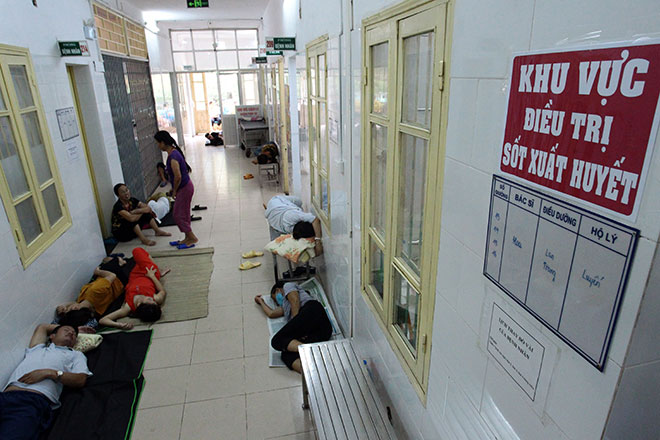 Khu vực điều trị sốt xuất huyết của khoa truyền nhiễm BV Bạch Mai lúc nào cũng quá tải bệnh nhân