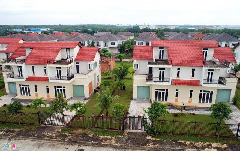 Biệt thự, nhà phố bỏ hoang la liệt ở vùng ven Sài Gòn
