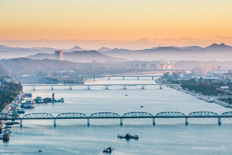 Quanh Bình Nhưỡng có những dãy núi thấp. Phía xa là sân vận động Rungrado May Day.