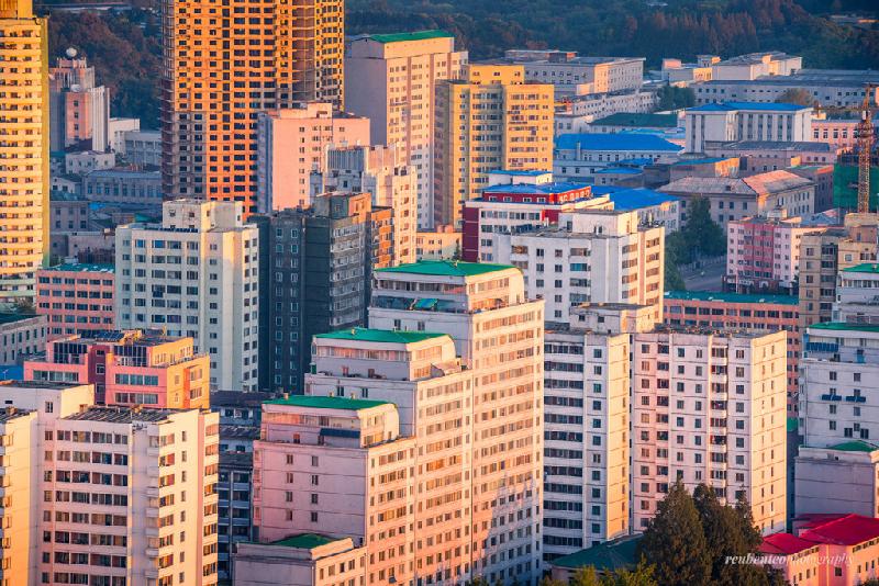 Màu sắc nhạt nhòa của các tòa nhà bừng sáng trong ánh nắng.