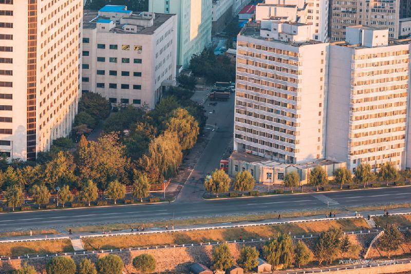 Phố xá cũng vắng bóng xe cộ, khiến bầu không khí ở Bình Nhưỡng trong lành và tĩnh lặng.