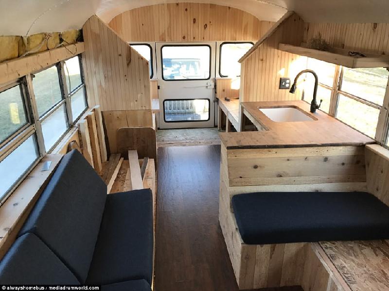 Emily và Matt đã có chuyến đầu tiên trên “ngôi nhà di động” của mình tới Dãy núi Colorado và từ đó họ đã đến Nashville, Kentucky, North Carolina, Blue Ridge Parkway cũng như khám phá Bắc Michigan.