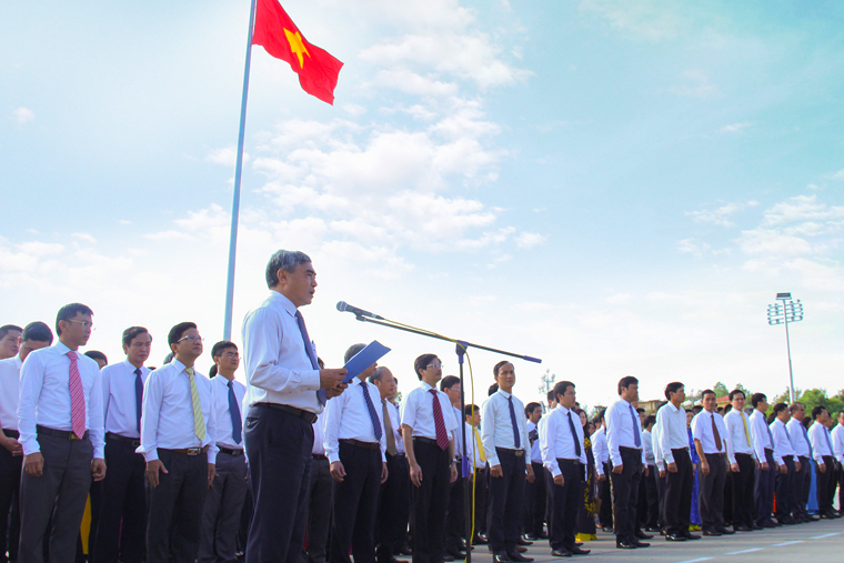 Thứ trưởng Nguyễn Minh Hồng đã đọc diễn văn báo công lên Chủ tịch Hồ Chí Minh