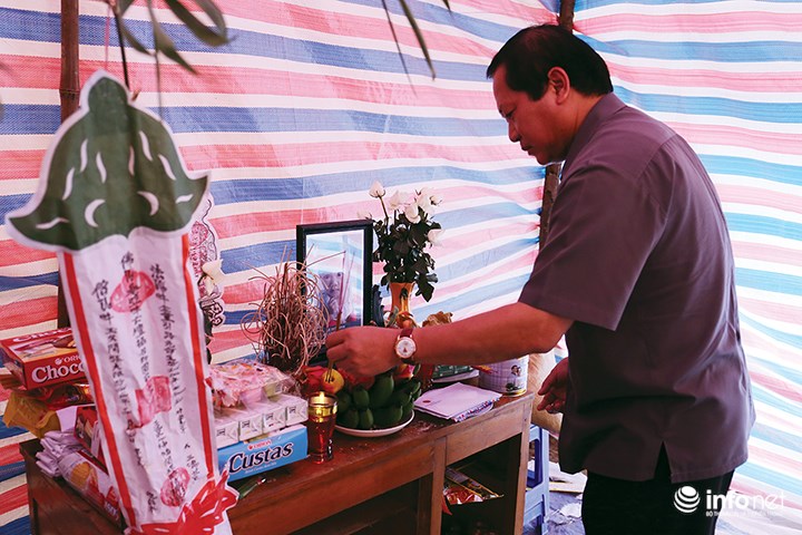Bộ trưởng Trương Minh Tuấn tới thăm gia đình có nạn nhân tử vong do lũ cuốn.