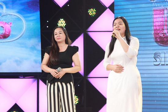 Lần đầu tiên bước lên sân khấu lớn, Trúc Quỳnh mang đến chương trình ca khúc Hạ buồn. Quỳnh tâm sự, cô thích dòng nhạc trữ tình vì được mẹ truyền cảm hứng. Trấn Thành nhận xét chất giọng của Trúc Quỳnh rất ngọt ngào, có sự từng trải, da diết. Nam giám khảo còn đánh giá cao cách hát những nốt thấp rất đầy của cô bé. Tiếp lời, Cẩm Ly ngợi khen những cái luyến láy rất ngọt tuy còn một vài đoạn hơi run rẩy, loạng choạng. Dương Triệu Vũ bày tỏ sự cảm thông với đứa con gái có hiếu như Trúc Quỳnh. Anh mong hai mẹ con sẽ cố gắng vượt qua thăng trầm cuộc sống. Kết thúc phần thi, hai mẹ con Trúc Quỳnh cùng song ca một đoạn Vọng cổ buồn, tạo nên những phút giây xúc động cho khán giả.