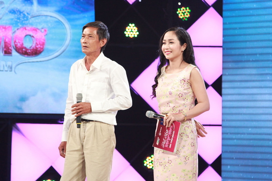 Bước lên sân khấu, chú Mui thể hiện ca khúc gắn liền với tuổi thơ nhiều thế hệ - Cô đi nuôi dạy trẻ. Chú chia sẻ, sở dĩ chọn trình bày ca khúc này vì nhớ ơn cô giáo khiến cả khán phòng thích thú. Trấn Thành đặc biệt chú ý đến điệu nhảy dễ thương và dành lời khen phong thái tự tin cũng như làn hơi khỏe khoắn của thí sinh. Cẩm Ly lại nhận ra phần kết với hai chữ “giọt sương” được hát rất đặc biệt. Chú Văn Mui còn hào hứng khoe cuốn sổ sưu tầm bài hát của mình với từng nét chữ được ghi chép cẩn thận. Thậm chí, chú còn sưu tầm “ảnh đẹp” dán vào minh họa khiến Trấn Thành, Cẩm Ly cười ngất. Trước khi rời sân khấu, chú chia sẻ không chỉ đi thi cho riêng mình mà còn muốn giúp đỡ những mảnh đời kham khổ ở vùng sâu, vùng xa khiến Trấn Thành cảm phục.