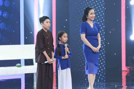 Đến với sân chơi Gia đình song ca , tiếng hát mộc mạc, chân chất sẽ giúp đôi song ca Thành Vinh, Ngọc Ý bước lên bục cao nhất? Thú vị hơn, màn gọi lô tô “chất phát ngất” ngay trên sân khấu khiến cả khán phòng phấn khích.