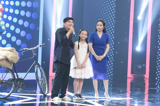  Anh Văn Tấu và bé Tường Vy bước lên sân khấu, cất giọng và khiến Cẩm Ly phấn khích. Cặp song ca dễ thương này sẽ tiến sâu vào vòng trong?