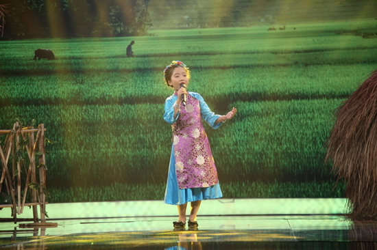 Cuối cùng, tài năng ca hát Thùy Linh 9 tuổi lại xuất hiện duyên dáng, trình diễn một ca khúc khiến bất kỳ ai cũng phải “tan chảy”. Ba phần trình diễn “chất phát ngất” này sẽ giúp Biệt đội Khủng Long an toàn vào vòng trong?