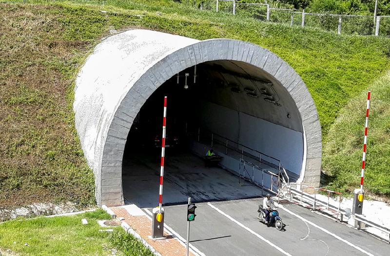 Dự án được thiết kế theo tiêu chuẩn đường cao tốc, vận tốc 80 km/h với 4 làn ôtô, hai làn dừng xe khẩn cấp.