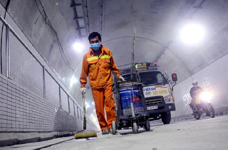 Khi hoạt động, hầm Đèo Cả được duy trì công tác vận hành, cứu hộ, chữa cháy 3 ca liên tục bởi hơn 230 cán bộ công nhân viên. Mọi sự cố đều được kiểm soát đảm bảo không phải dừng khai thác hầm.