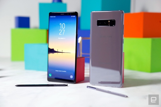 Samsung Galaxy Note 8 có thiết kế mang nhiều nét tương đồng với Galaxy S8, nhất là màn hình vô cực chiếm toàn bộ diện tích mặt trước. Phím cứng Home cũng đã được loại bỏ hoàn toàn và thay vào đó là phím ảo bên trong màn hình.