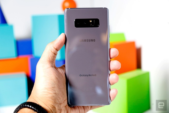 Mặt sau của Galaxy Note 8 là cụm camera kép và đây là thiết bị đầu tiên của Samsung sở hữu tính năng camera kép. Các ống kính của camera được bố trí theo một đường thẳng ngang, với đèn flash ở bên phải và ngoài cùng là bộ cảm biến dấu vân tay. 