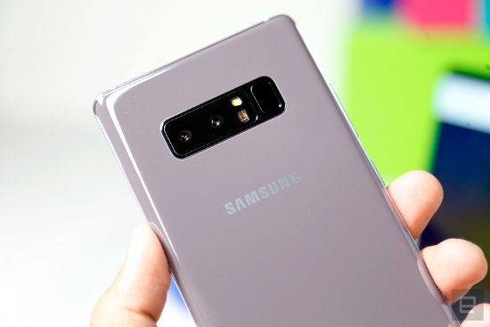 Cụm camera kép ở mặt sau lại có kiểu bố cục chưa đẹp, hai ống kính camera được bố trí song song, bên phải là đèn flash LED và ngoài cùng bên phải là cảm biến vân tay.