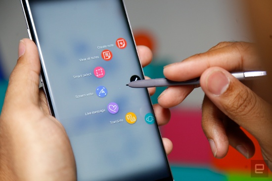 Samsung Galaxy Note 8 có hai phiên bản, một phiên bản sử dụng vi xử lý Snapdragon 835 và phiên bản còn lại là Exynos 8895. Cả hai phiên bản đều có bộ nhớ RAM 6GB với bộ nhớ trong 64GB/128GB và cả hai đều hỗ trợ khe cắm thẻ nhớ mở rộng microSD với dung lượng tối đa 256GB.