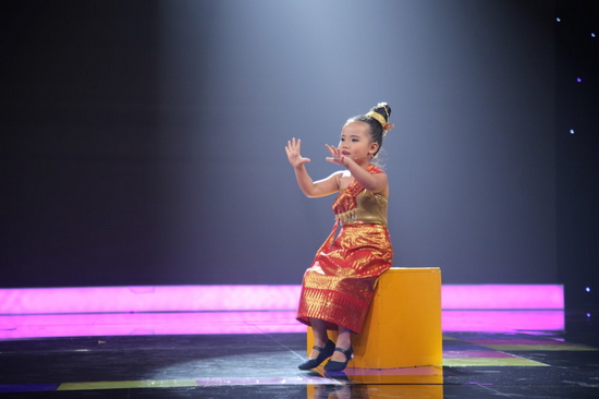 Đại Nghĩa tấm tắc khen ngợi trước khả năng dẫn dắt mượt mà một chương trình dài như vậy với những biểu cảm đa dạng. Cẩm Ly cho biết chị rất thích thú trước tiết mục có thông điệp hay, rõ ràng nhưng không kém phần đáng yêu. Sau cùng, cô bé đáng yêu Minh Anh giành được số điểm 9 từ Ban giám khảo.