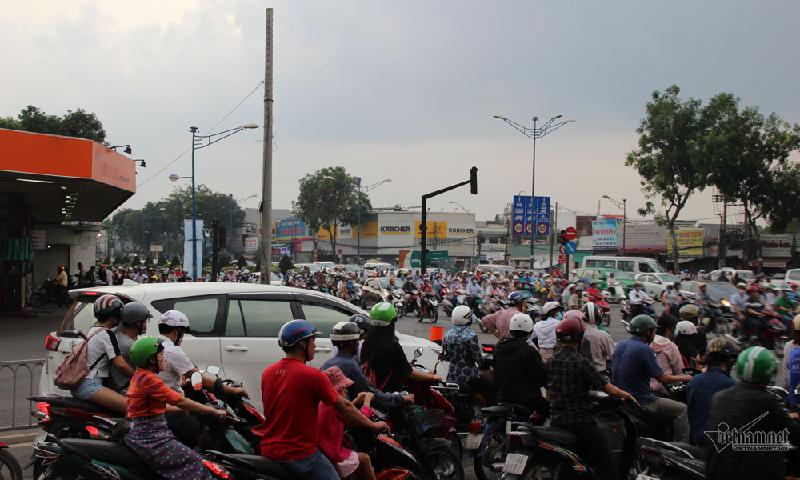 Cây xăng, ki-ốt 'xả hà​ng' trả đất quốc phòng ở Tân Sơn Nhất