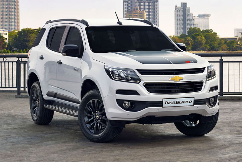 Chevrolet Trailblazer 2017 phiên bản 2.5 LT 4x2 MT sở hữu kích thước 4.887x1.902x1.848 mm, chiều dài cơ sở 2.845 mm, khoảng sáng gầm xe 219 mm, trọng lượng không tải 1.994 kg. Trong khi đó, phiên bản 2.8 LTZ 4x4 AT có kích thước 4.887x1.902x1.852 mm, chiều dài cơ sở 2.845 mm, khoảng sáng gầm xe 221 mm, trọng lượng 2.150 mm.