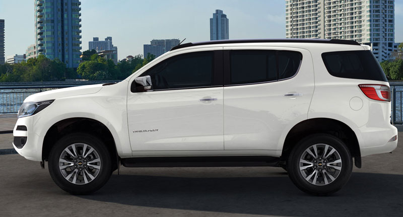 Về tính năng an toàn, Chevrolet Trailblazer 2017 được trang bị hệ thống kiểm soát lực kéo (TCS), hệ thống chống bó cứng phanh (ABS), hệ thống phân bố lực phanh điện tử (EBD), hệ thống cân bằng điện tử (ESC), hệ thống hỗ trợ xuống dốc (HDC), hệ thống hỗ trợ lên dốc (HSA). Đồng thời, mẫu SUV này có 2 túi khí phía trước, hệ thống cảnh báo điểm mù, cảnh báo phương tiện di chuyển ngang khi lùi xe, cảnh báo chệch làn đường, cảnh báo va chạm sớm...