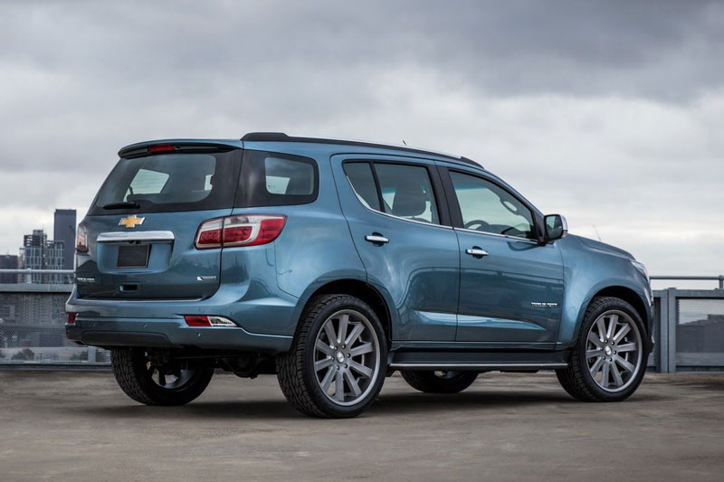 Về tính năng an toàn, Chevrolet Trailblazer 2017 được trang bị hệ thống kiểm soát lực kéo (TCS), hệ thống chống bó cứng phanh (ABS), hệ thống phân bố lực phanh điện tử (EBD), hệ thống cân bằng điện tử (ESC), hệ thống hỗ trợ xuống dốc (HDC), hệ thống hỗ trợ lên dốc (HSA). Đồng thời, mẫu SUV này có 2 túi khí phía trước, hệ thống cảnh báo điểm mù, cảnh báo phương tiện di chuyển ngang khi lùi xe, cảnh báo chệch làn đường, cảnh báo va chạm sớm...