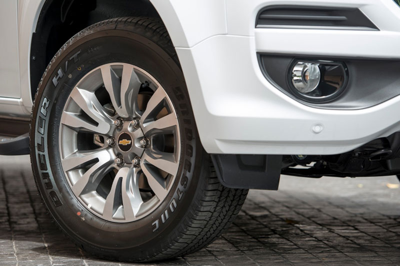 La-zăng của phiên bản LT có đường kính 17 inch, còn vành xe của phiên bản LTZ sở hữu kích thước 18 inch.