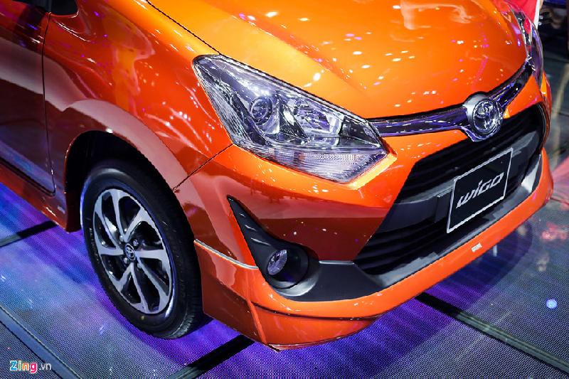 Phần đầu xe của Wigo thiết kế khá ấn tượng với đèn pha project, chóa đèn màu khói và tích hợp đèn LED chạy ban ngày. Lưới tản nhiệt mang phong cách thiết kế chung trên các dòng xe hiện tại của Toyota.