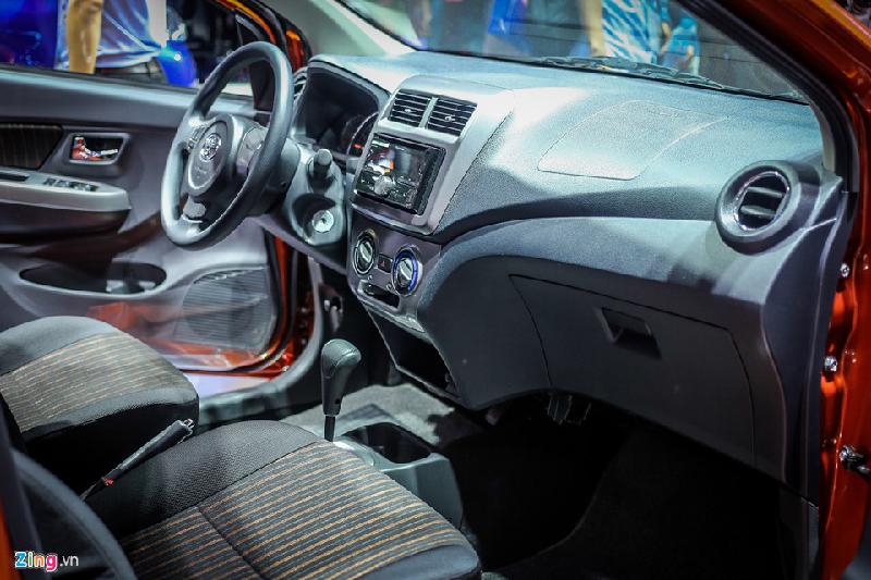 Toyota Wigo - xe giá rẻ, đối thủ của Kia Morning tại Việt Nam hình ảnh 6 Không gian cabin của Wigo được thiết kế cơ bản, đơn giản đúng chất một chiếc hatchback giá rẻ. Bảng táp lô nhựa, ghế ngồi, điều hòa chỉnh cơ.