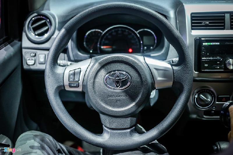 Toyota Wigo - xe giá rẻ, đối thủ của Kia Morning tại Việt Nam hình ảnh 7 Vô lăng nhựa ba chấu để trơn, không bọc da. Trên vô lăng cũng chỉ tích hợp một số nút bấm chỉnh âm lượng và điều khiển hệ thống giải trí.