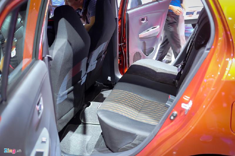 Toyota Wigo - xe giá rẻ, đối thủ của Kia Morning tại Việt Nam hình ảnh 9 Toàn bộ ghế ngồi của Wigo đều bọc nỉ. Phiên bản trưng bày tại Vietnam Motor Show 2017 được gắn bộ kit TRD. Xe trang bị 2 túi khí cho người lái và hành khách phía trước.