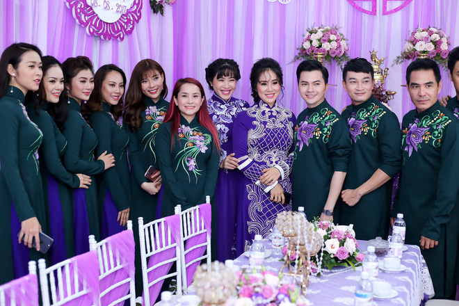 Sáng nay (8/8), lễ vu quy của Lê Phương và ông xã Trung Kiên được tổ chức tại quê nhà cô dâu Trà Vinh. Từ sớm, tại nhà cô dâu không khí đã vô cùng rộn ràng và náo nhiệt.