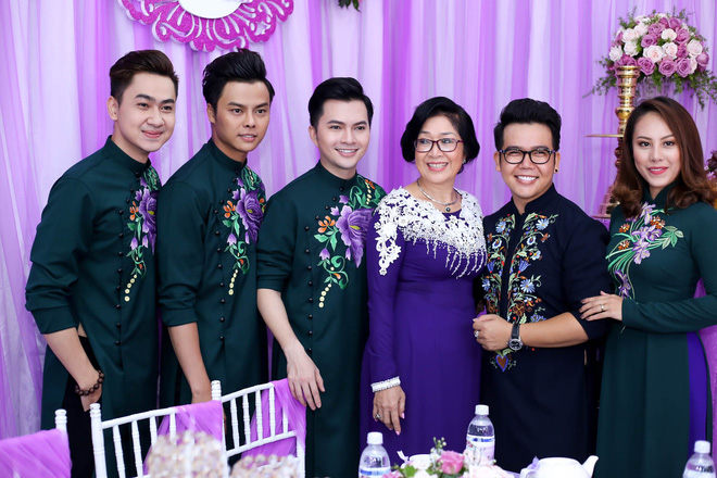 Nhiều bạn bè và nghệ sĩ thân thiết của cô dâu và chú rể có mặt từ rất sớm như Diệp Bảo Ngọc, Dương Cẩm Lynh, Thanh Trúc, Trung Dũng, Nam Cường, Trương Minh Quốc Thái,...