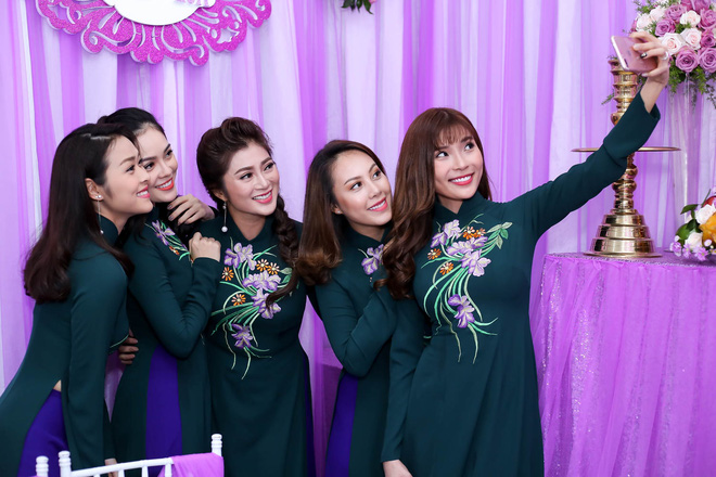 Hội phù dâu thủ chụp ảnh selfie trước khi nhà trai qua làm lễ.