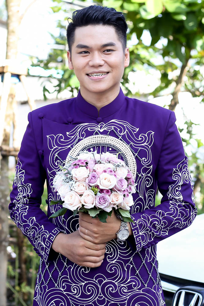 Chú rể Trung Kiện diện áo dài tím cùng vẻ mặt rạng ngời hạnh phúc.