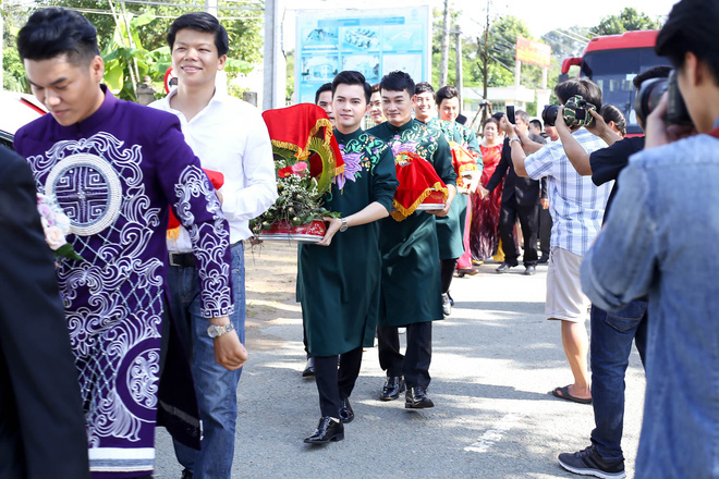 Dàn bê tráp nam với chú rể Trung Kiên dẫn đầu, sau đó là Nam Cường, Trương Minh Quốc Thái, Trung Dũng,…
