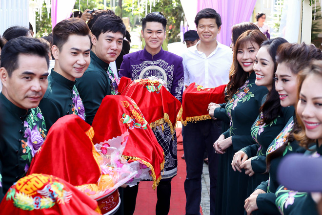 Lễ vu quy nhanh chóng nhận được sự chú ý của truyền thông cũng như mọi người xung quanh.