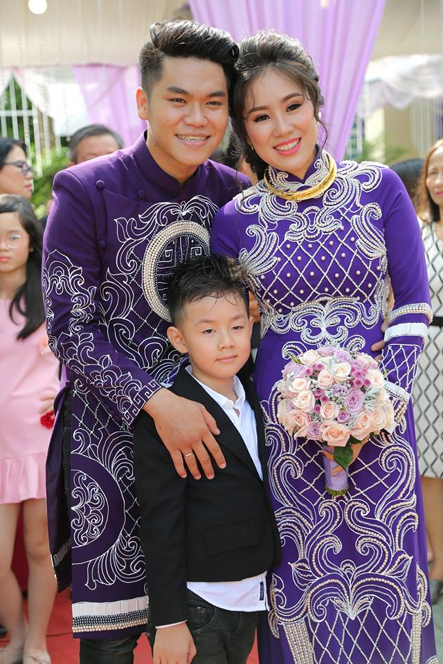 Lê Phương và ông xã Trung Kiên hạnh phúc bên con trai Cà Pháo.