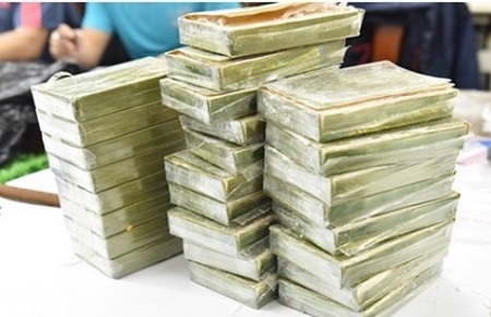 Bắt phụ nữ vận chuyển 4 gói cocain từ Brazil về Việt Nam
