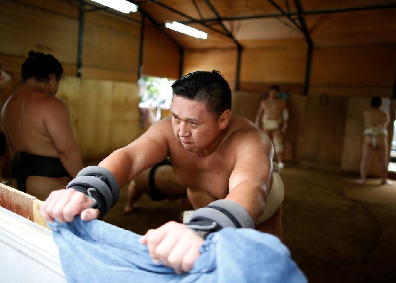 Cuộc sống chật vật của võ sĩ sumo thời hiện đại hình ảnh 1 Sumo là môn võ truyền thống của Nhật Bản, với hơn 1.500 năm lịch sử. Tuy nhiên, người Mông Cổ đang dần thống lĩnh môn này. Tomozuna Oyakata là người gốc Mông Cổ đầu tiên đứng đầu một võ đường sumo.