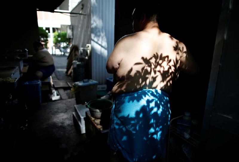 Cuộc sống chật vật của võ sĩ sumo thời hiện đại hình ảnh 5 Người mới vào sẽ chuẩn bị bữa trưa, gồm chân giò, cá mòi nướng hoặc rán giòn, cơm và “chanko nabe”.