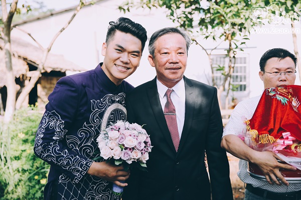 Chú rể bên cạnh bố 