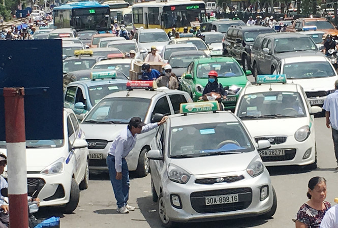 Là khu vực cấm nhưng đường Giải Phóng đoạn trước bệnh viện Bạch Mai taxi vẫn 