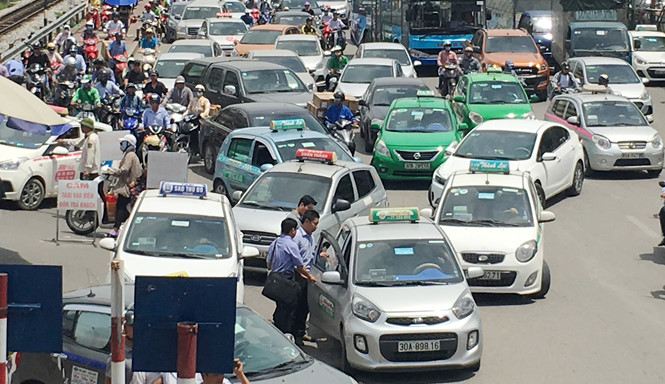 Taxi hàng nối hàng trước cổng bệnh viện