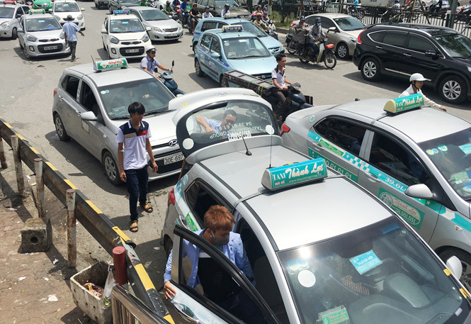 Taxi đứng thành hàng ngang, hàng dọc trên đường