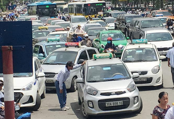 Thậm chí nhiều taxi còn đỗ đứng một chỗ để thỏa thuận giá với khách