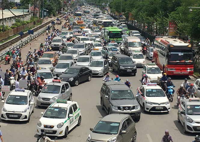 Do bị taxi bịt đường, giao thông trên đường Giải Phóng những ngày qua ùn tắc kéo dài liên tục