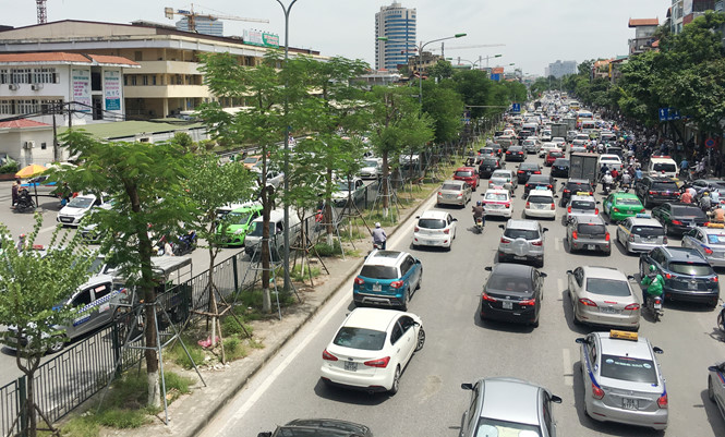 Ùn tắc đoạn trước bệnh viện Bạch Mai cũng làm cho nút Giải Phóng – Phương Mai và làn đường Giải Phóng đối diện ùn tắc kéo dài
